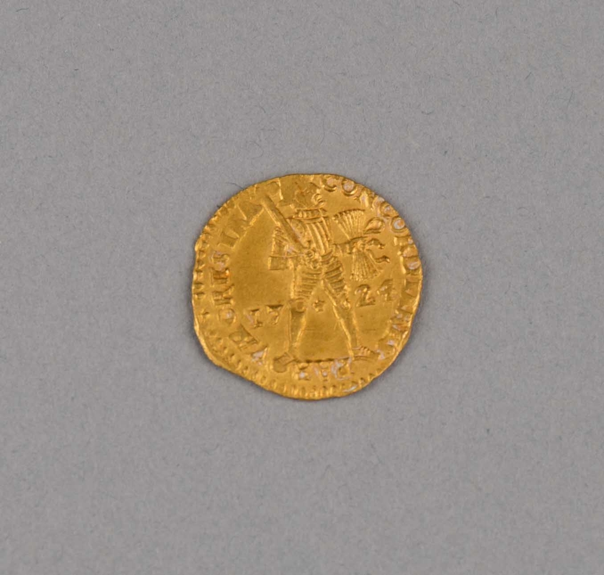 Rundefunnet, stort antall gull- og sølvmynter fra nederlandske ostindiafareren AKERENDAM som forliste på jomfruturen 8. mars 1725 utenfor Ålesund på Sunnmøre.

1 stk.  Gull dukat Utrecht fra 1724