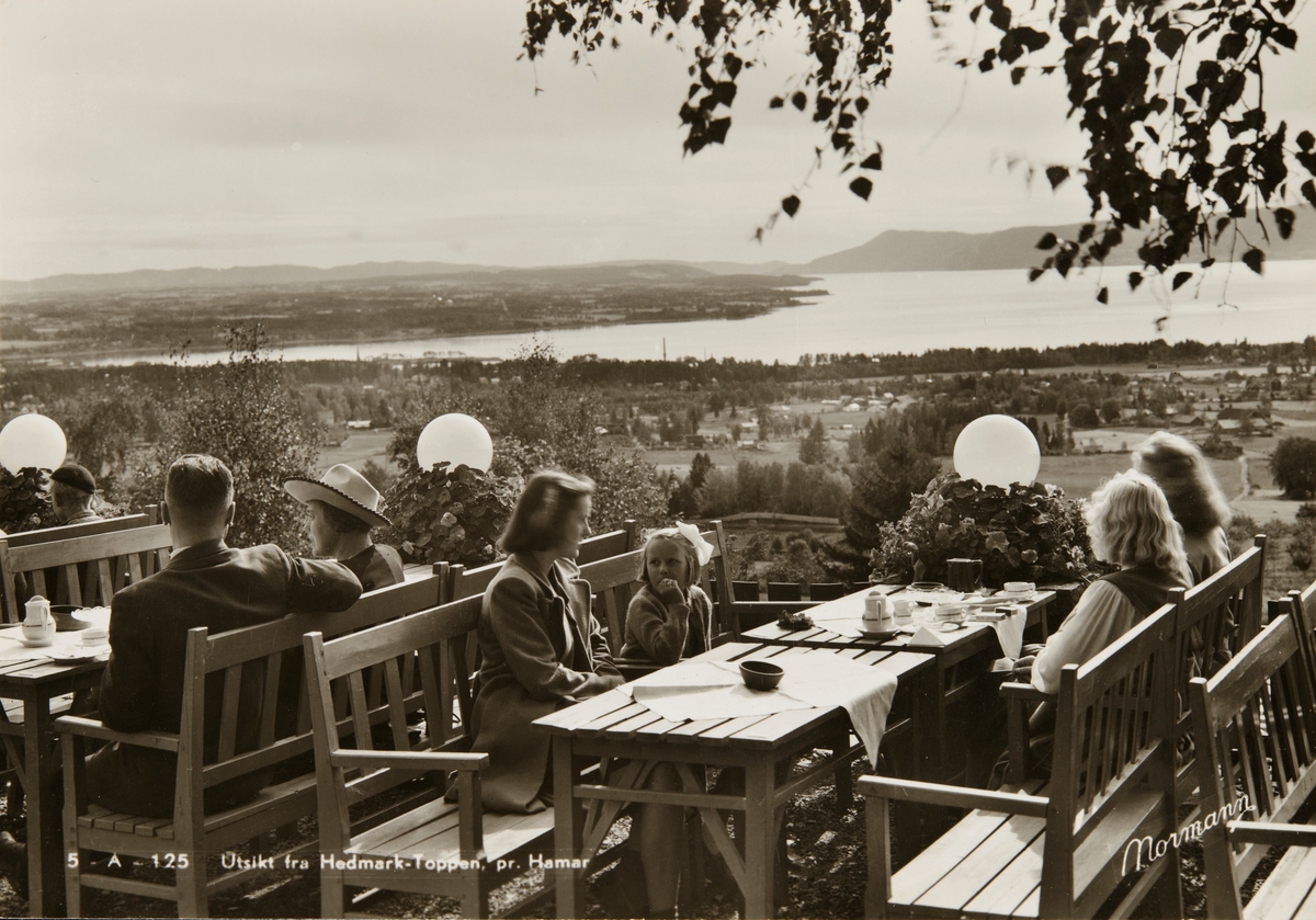 Postkort, Hamar, Hedmarktoppen Friluftsrestaurant og Sportsstua, uteservering på terassen, 

