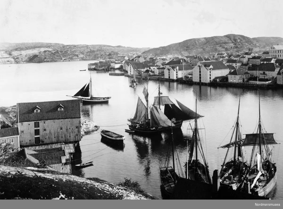 Foto fra Kristiansund. Her fra Markussundet og bebyggelsen på Nordlandet i bakgrunnen. Bildet er fotografert fra Innlandet.