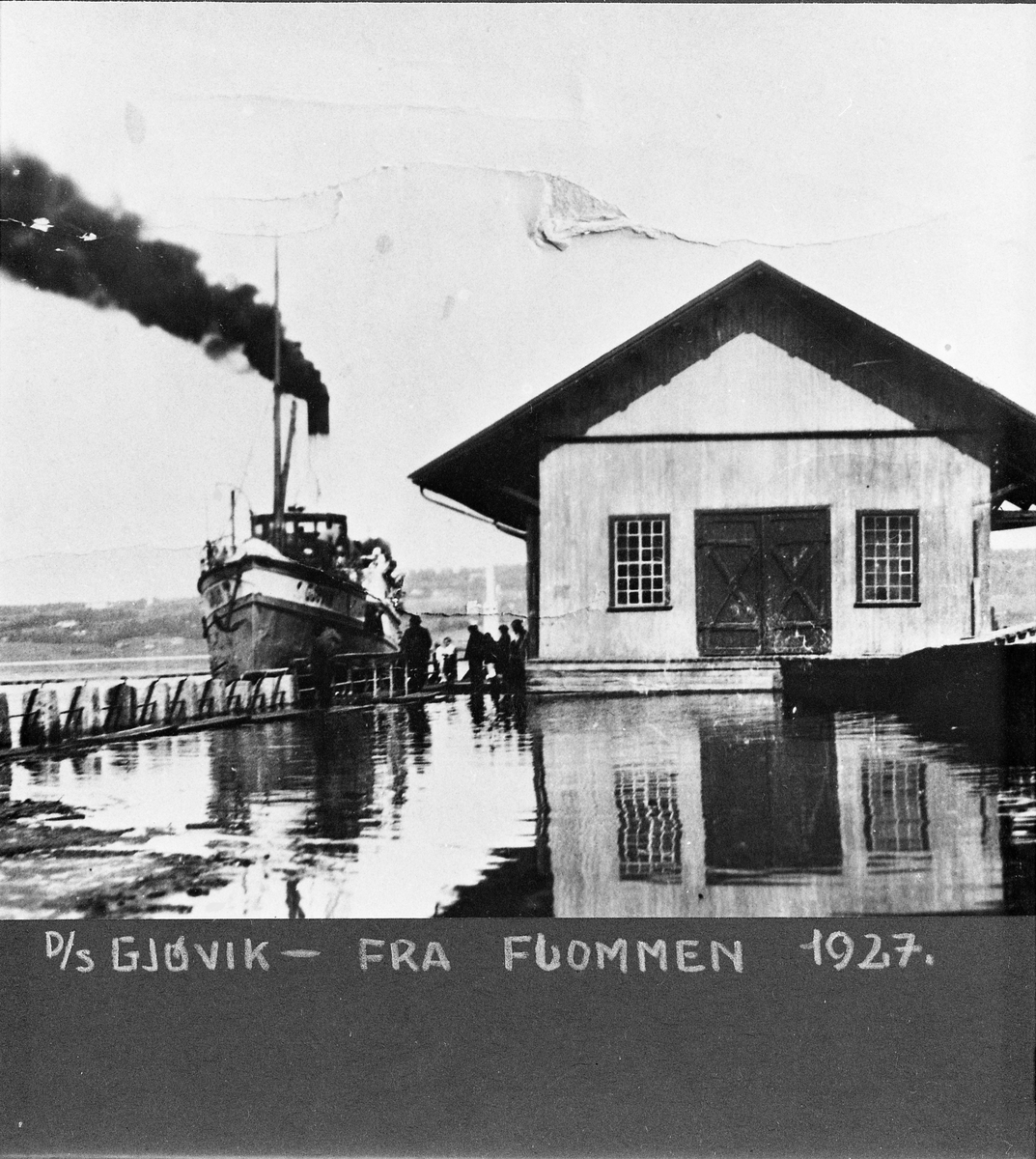 D/S Gjøvik legger til ved Gjøvik Brygge under flommen i 1927.