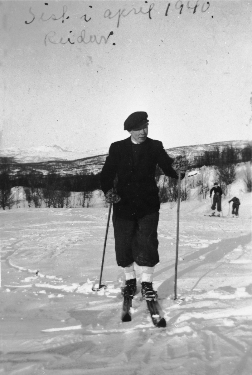 Reidar Nymo på ski på Einejord i Skånland.