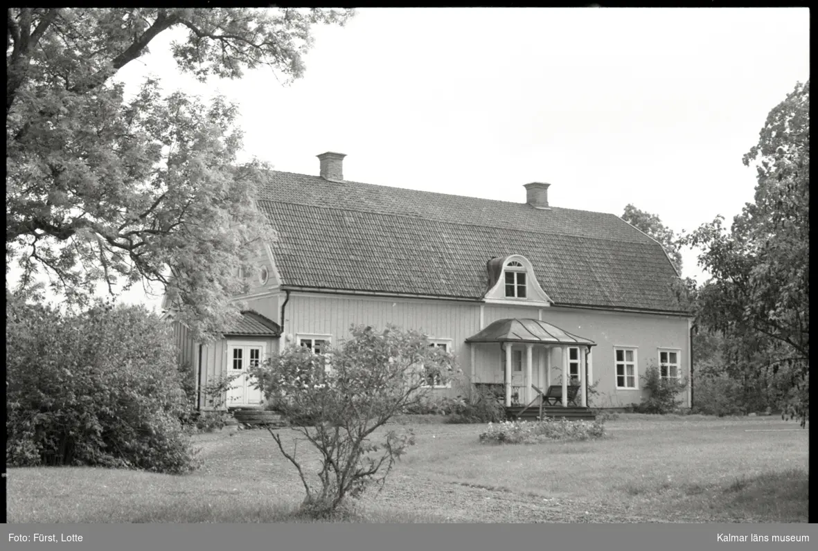 Mangårdsbyggnaden snett framifrån vänster, Hägerums gård.