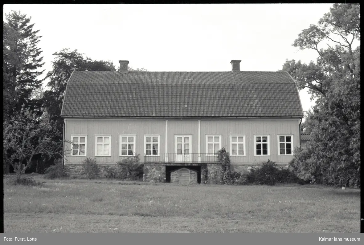 Mangårdsbyggnaden sedd rakt bakifrån på Hägerums gård.
