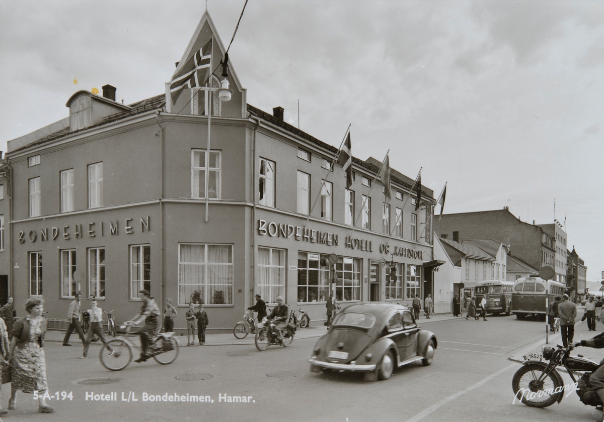 Postkort, Hamar, Vangsvegen 33, eksteriør Bondeheimen hotell og kaffistove, åpnet i 1922, biler i gata,