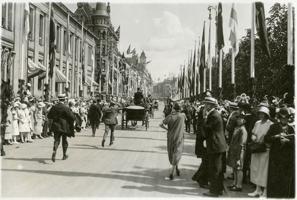 Kortesjens fulgt av løpende personer, sett fra Universitetsplassen - Roald Amundsens ankomst til Oslo med N25 - 4. juli 1925