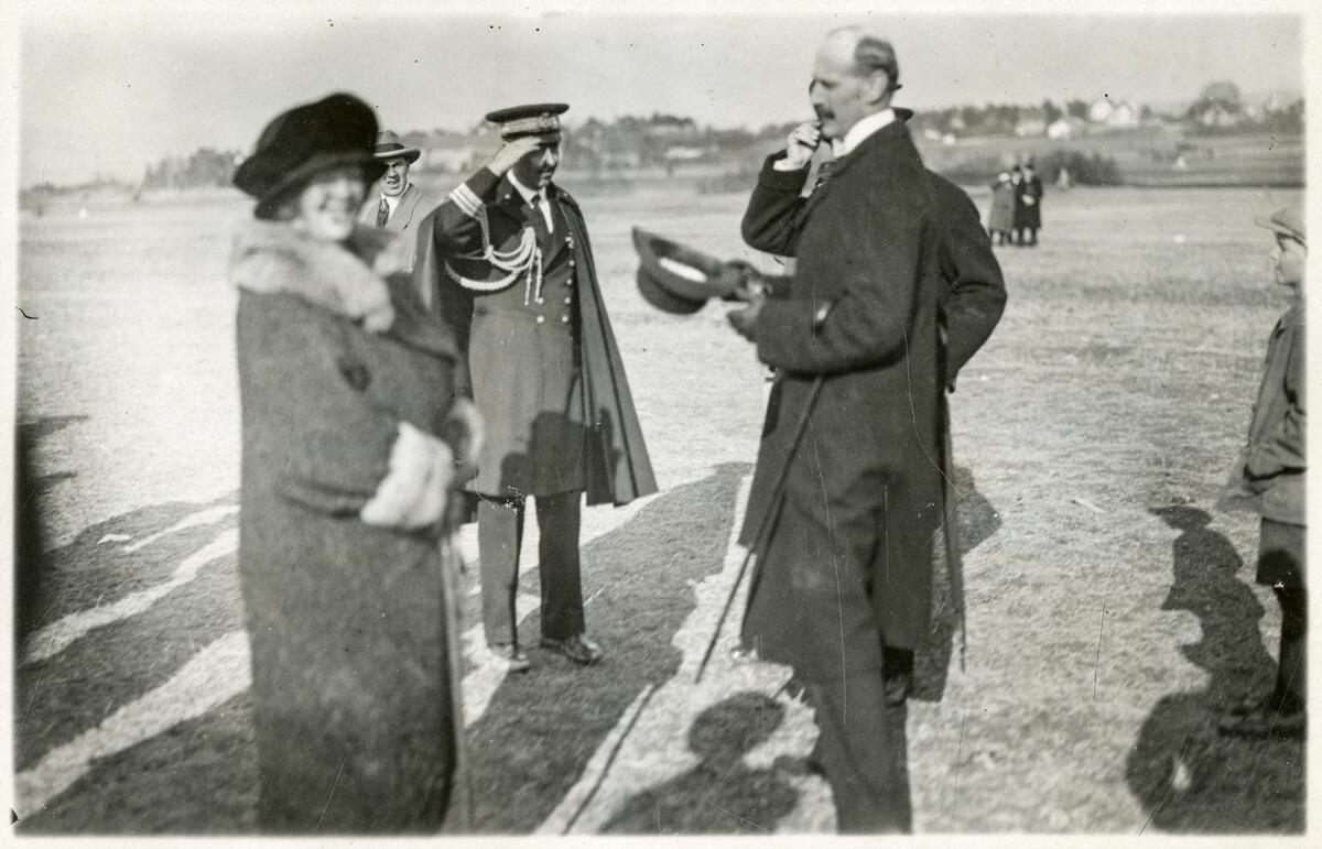 Fortøyningsområdet på Ekebergsletta, med Kong Haakon 7 i samtale med dame - Luftskibet Norge's ankomst til Oslo - 14. april 1926