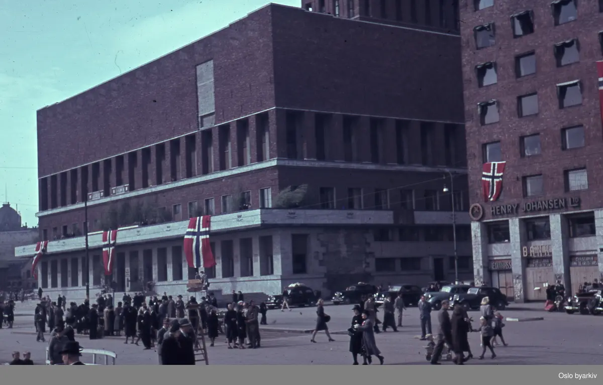 Folk foran Rådhuset under frigjøringsdagene i mai 1945. - Oslo byarkiv ...
