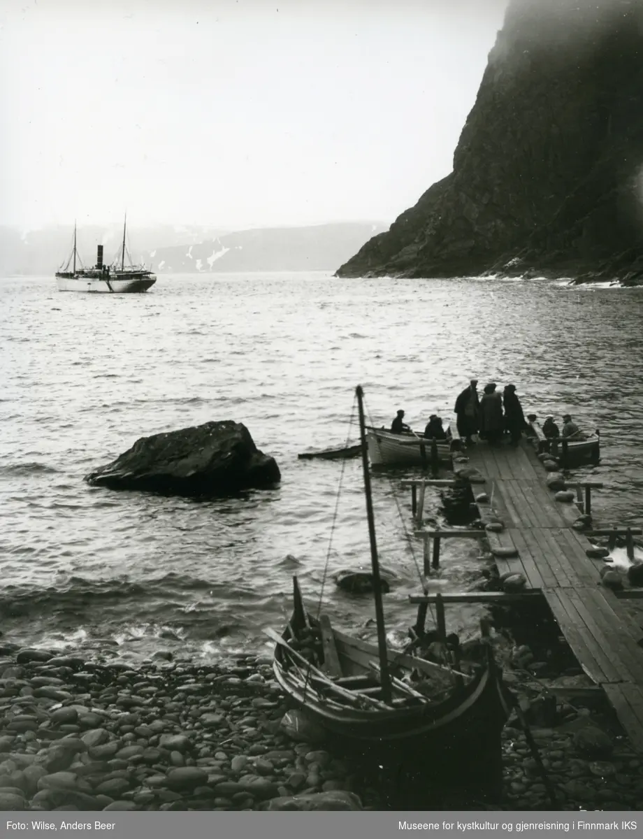 Hornvika. Kai med turister og små båter. I bakgrunnen D/S "Neptun". Sommeren 1907. (Originalnegativet eies av Norsk Folkemuseum, W 07056)
