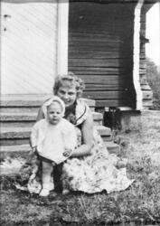 Mor og datter foran stabburet på Hem, gård, sommer, trapp, d