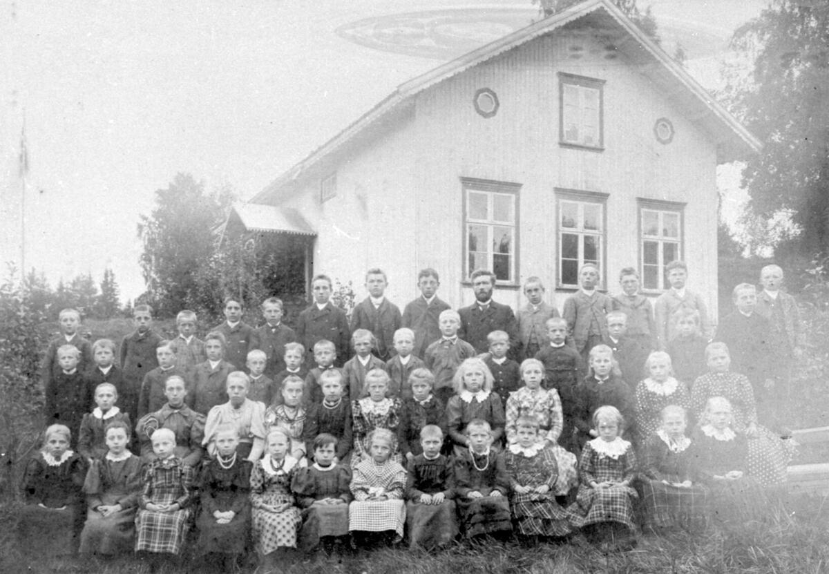 Kleven skole i ca. 1896, oppstilt gruppebilde, skolebilde, elever, lærere, skolebygningen