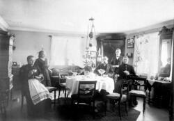 Interiør i stua på Hundsal i 1895, fam. Hundsal, møbler, lam