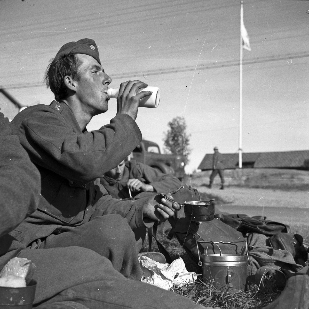 En soldat från Hälsinge Regemente, I 14, avnjuter en måltid vid sitt fältkök