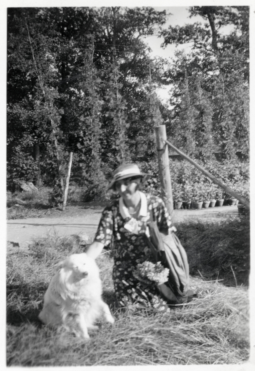Ingegärd Andréasson med vit hund
