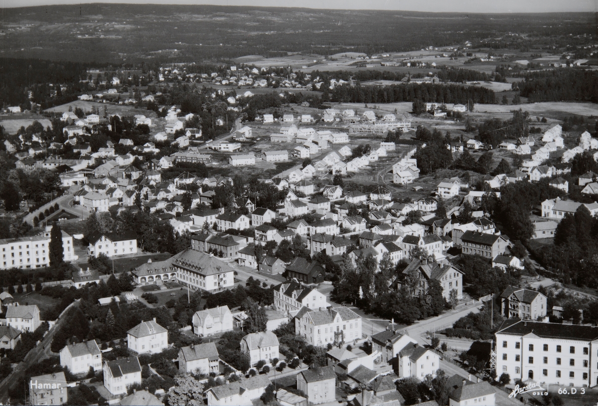 Postkort, Hamar, flyfoto over bydelene Midtbyen - Ankerkøkka - Rollsløkka,