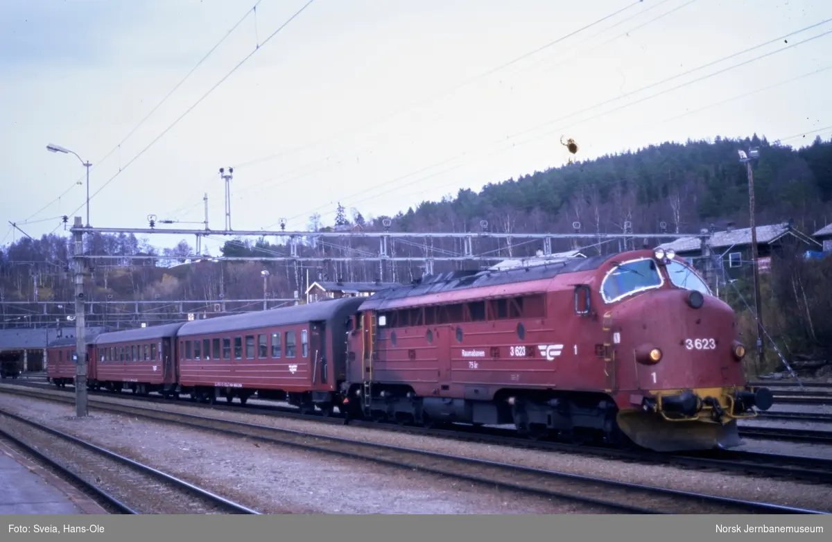 Diesellokomotiv Di 3 623 med persontog fra Åndalsnes på Dombås stasjon. Lokomotivet er merket Raumabanen 75 år