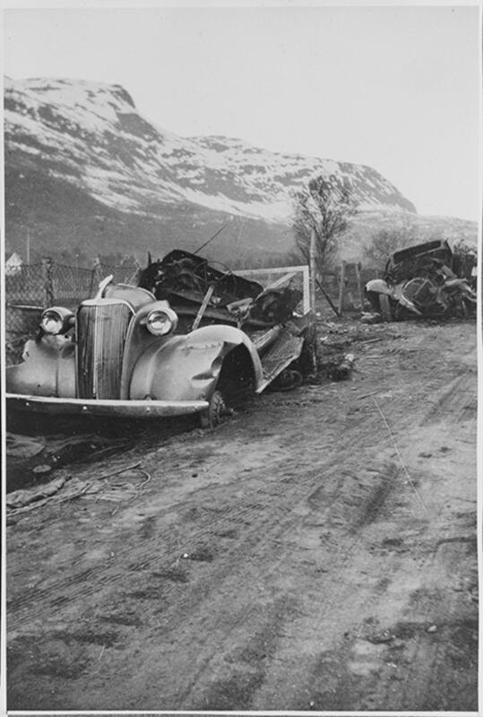 Foto: Alma Braathen, Bilvrak på veien mellom Gratangen og Øyjord, ca 1940-1945. NTBs krigsarkiv i Riksarkivet