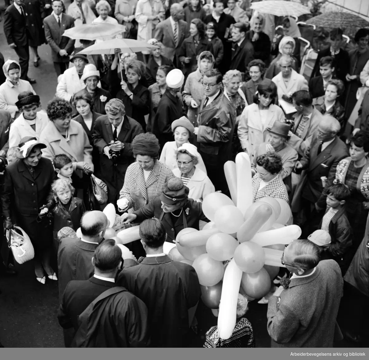 Ordfører Brynjulf Bull foretok den offisielle åpningen av Vikaterrassene i Oslo. 26 August 1964. I folkemengden: Wenche Myhre og journalist Tor von Krogh fra NRK.