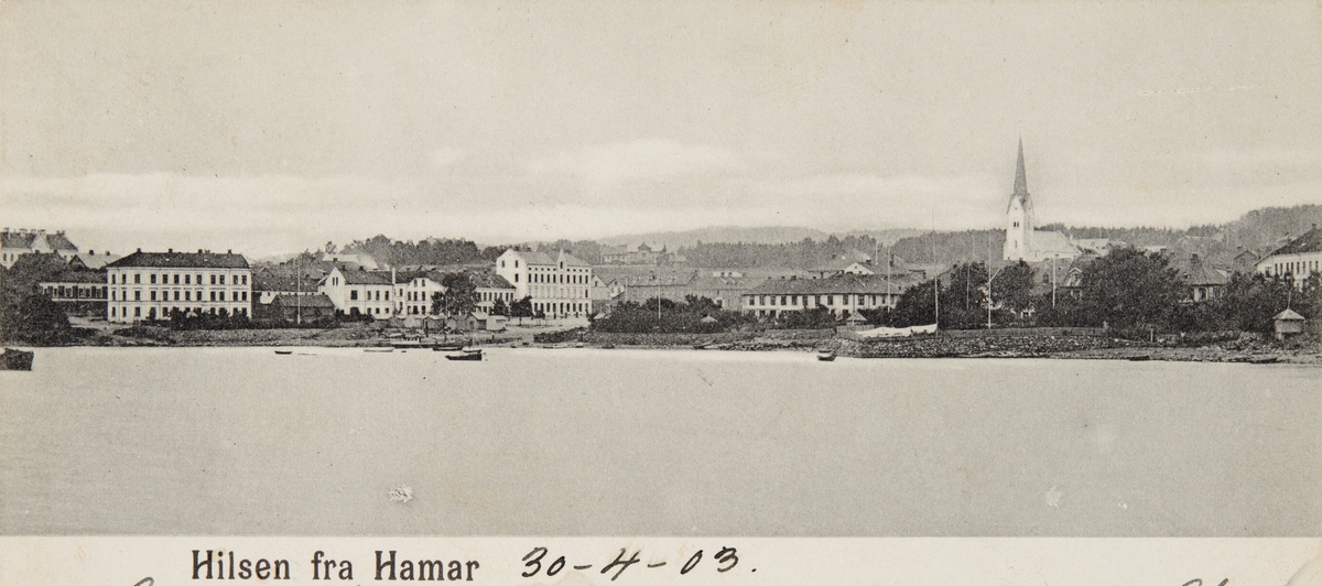 Postkort, Hamar by sett fra Hamarbukta, Bypanorama før jernbanen er bygd gjennom Strandgatehagene,