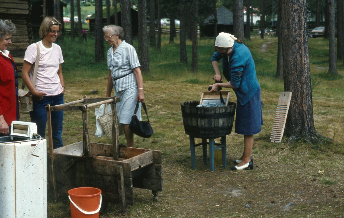 Kvinne vasker klær for hånd