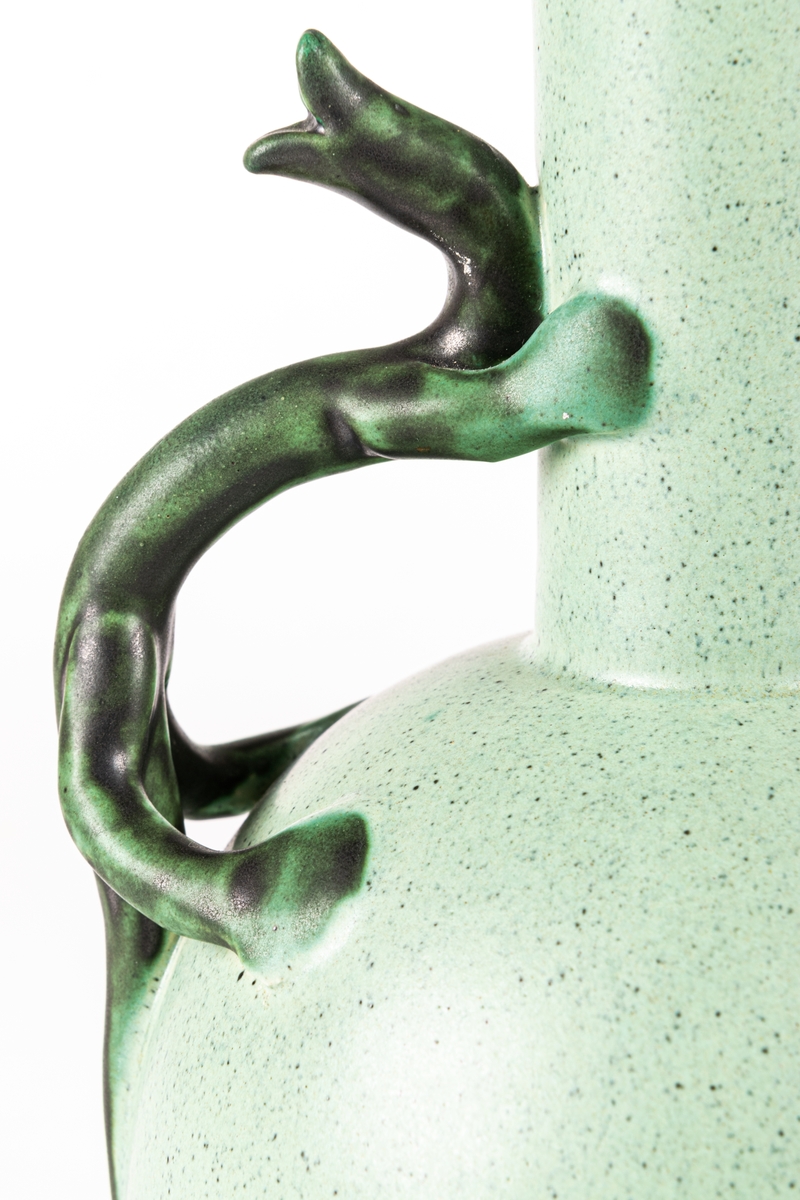 Vas, Bo Fajans, formgivare Eva Jancke-Björk. Grönglaserad, två handtag i form av drakar. Modell: B 123/1, 884.