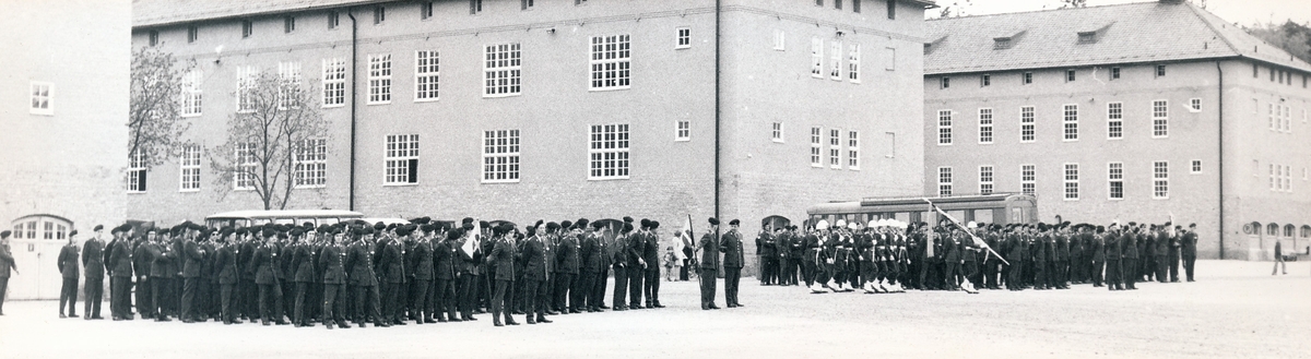 Regementets och försvarsområdets dag den 4 maj 1974

Bild. 1 Bataljonchefen överstelöjtnant Björn Bernroth i väntan på att ta emot bataljonen på kaserngården.

Bild 2-3 Kompanierna ställer upp för avlämning