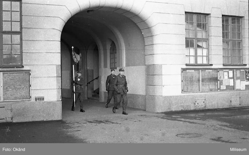 Standarbäraren Bo Larsson; Christer Ljung och militärbefälhavaren Carl ...