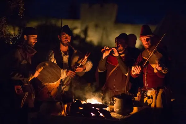 Middelaldermusikerne i pøbel rundt leribålet om kvelden