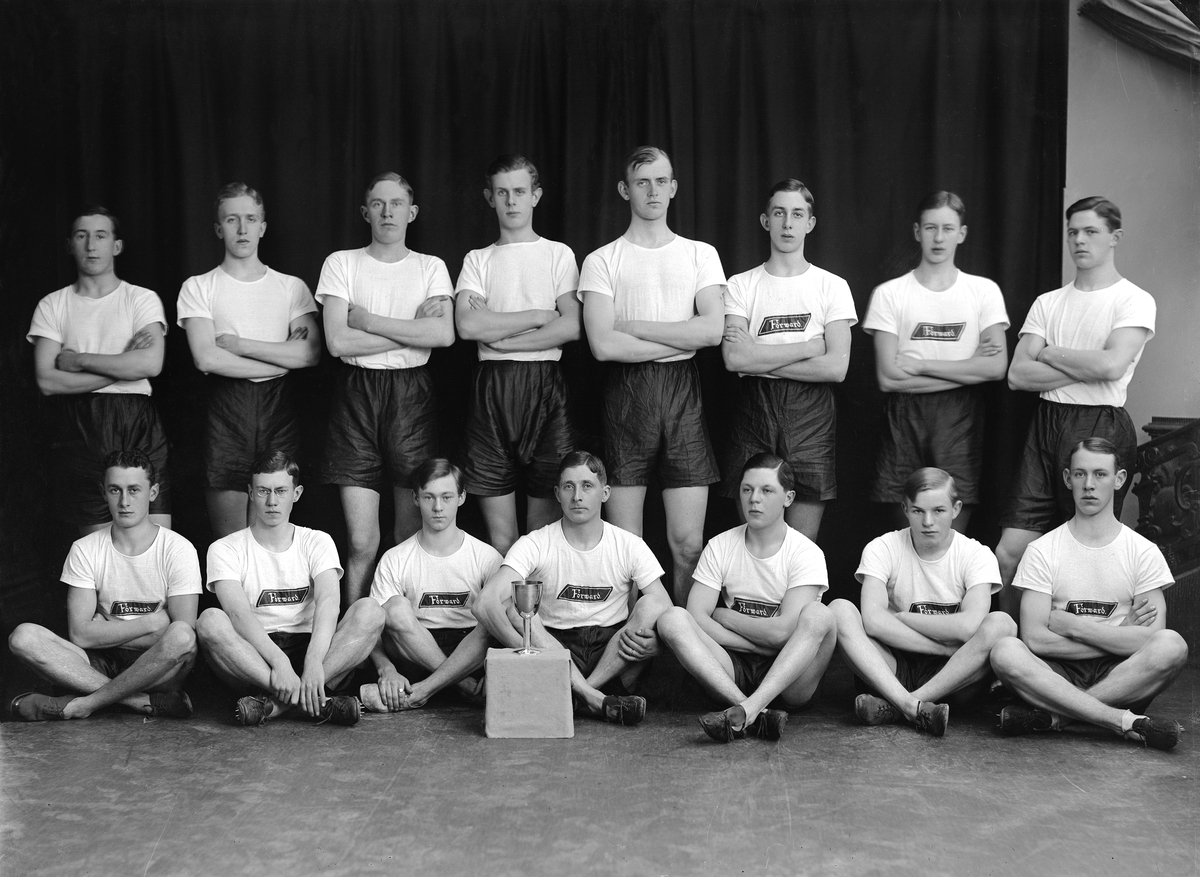 Lagbild med spelare i fotbollsklubben Forward i Linköping. Bild från omkring 1920.