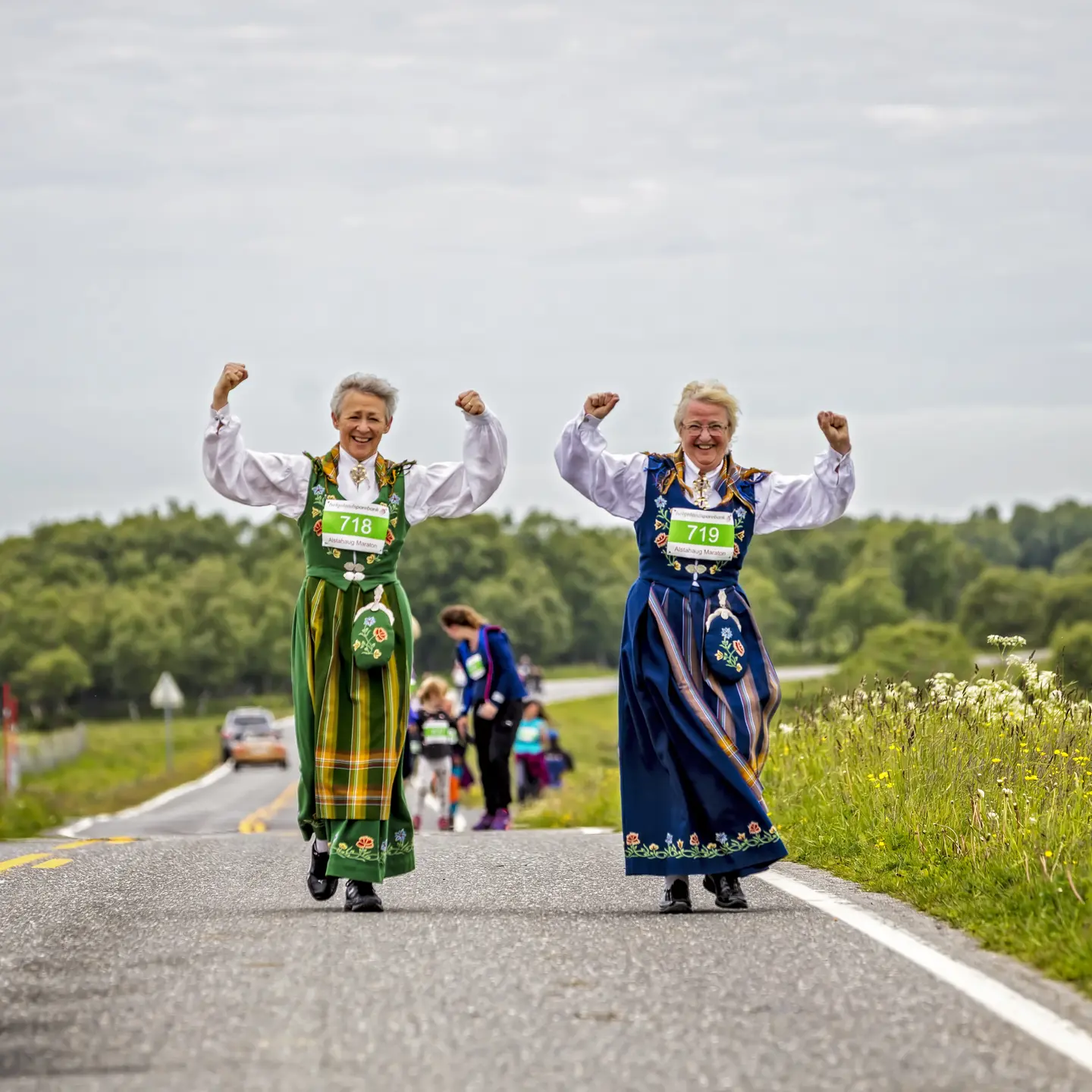 Unn Grete Røtvold og Gunhild Grande Jenssen gjennomførte 5 km mini-maraton iført bunader.