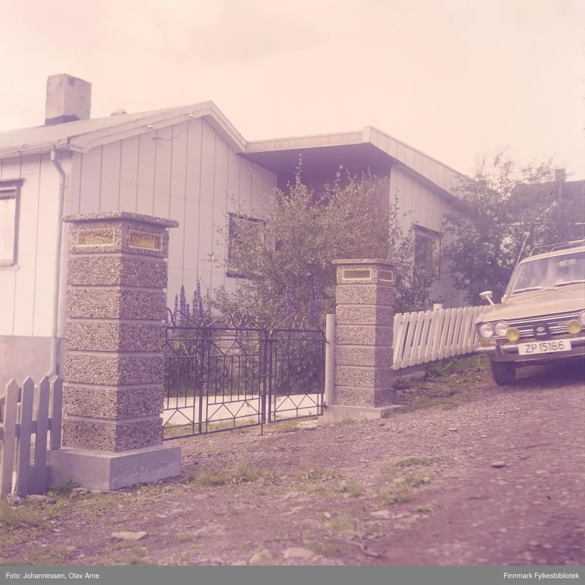 Foto av huset til malermester (husmaler) Odd Walderhaug og kone Doris Walderhaug i Båtsfjord

Dagens Ravnevegen 2

Bil til høyre er en Datsun (Nissan) som har skiltnummer ZP 15186

Foto trolig tatt på 1960/70-tallet