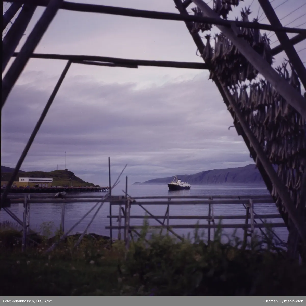 Hurtigruta ankommet havn 

I bakgrunnen kan man se Sørneshaugen i Båtsfjord. I forgrunnen kan man se fiskehjeller

Foto trolig tatt på 1960/70-tallet
