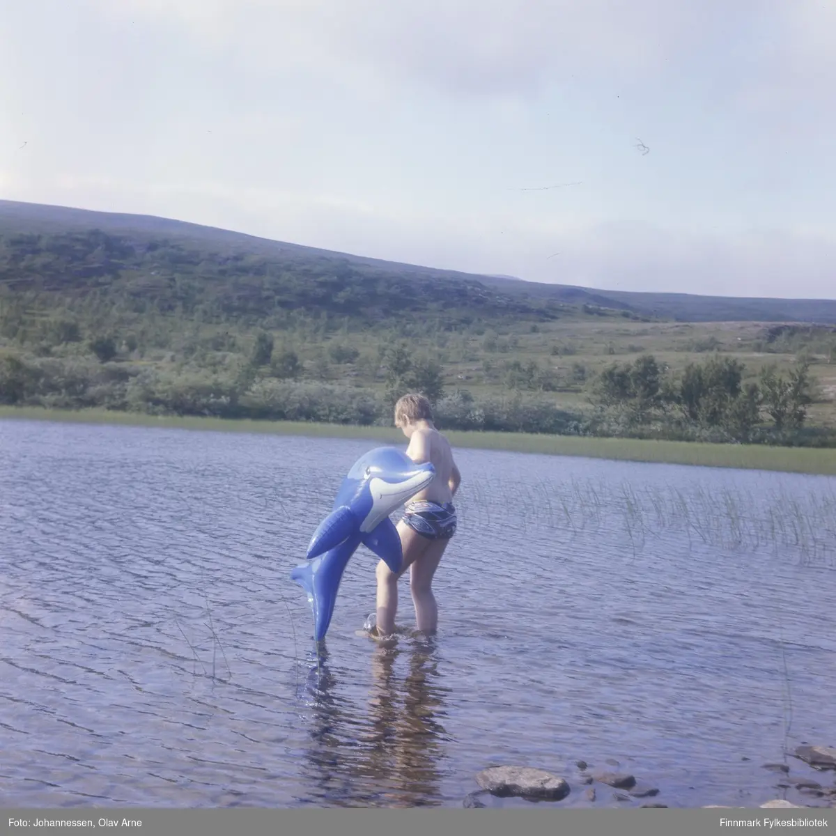 Foto av gutt med badeleke 

Jovannet i Båtsfjorddalen (Finnmark)

Foto trolig tatt på 1960/70-tallet