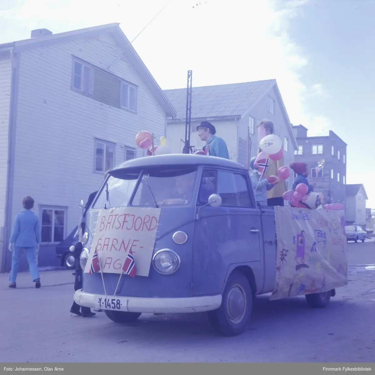 17. mai tog i Båtsfjord

Båtsfjord barnehage markerer i Volkswagen Transporter med skiltnummer: Y-1458

Sjåfør er Jakob Jakobsen, med Audhild Jakobsen (født Aandal) på lasteplanet, med sort russelue.

Foto trolig tatt på 1960/70-tallet