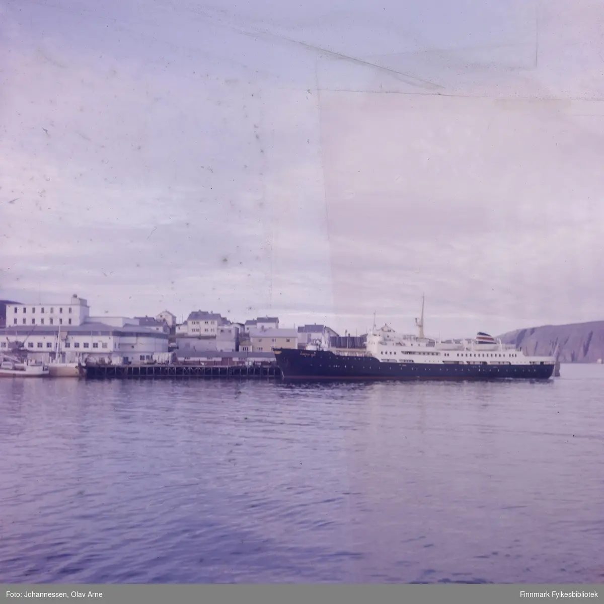 Foto av hurtigrute i Båtsfjord. Hurtigruteskipet er RAGNVALD JARL.

Til venstre kan man se Finotro bruket

Foto trolig tatt på 1960/70-tallet