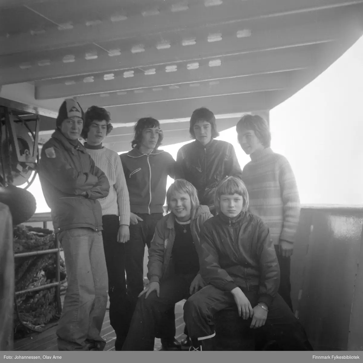 En gruppe ungdom som trolig arbeidet ombord skipet de står i

To av guttene kan bli sett som potetskrellere på et tidligere foto (fbib.19026- 071)

Foto trolig tatt tidlig på 1970-tallet i Finnmark 