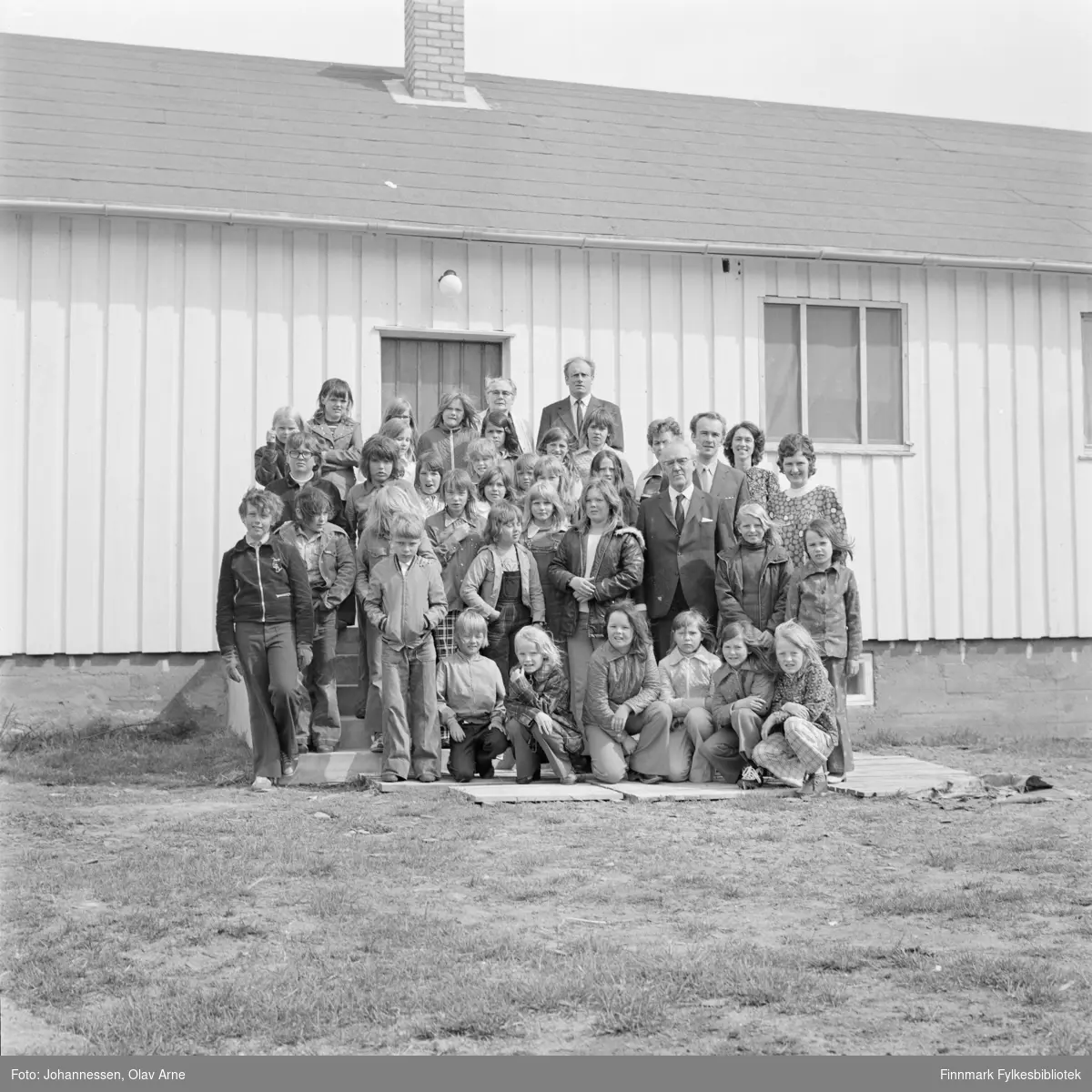 Kildesli i Tana, samma barna som på Tautrekkingen på foto fbib.19026-104 og -105

Foto trolig tatt på tidlig 1970-tallet
