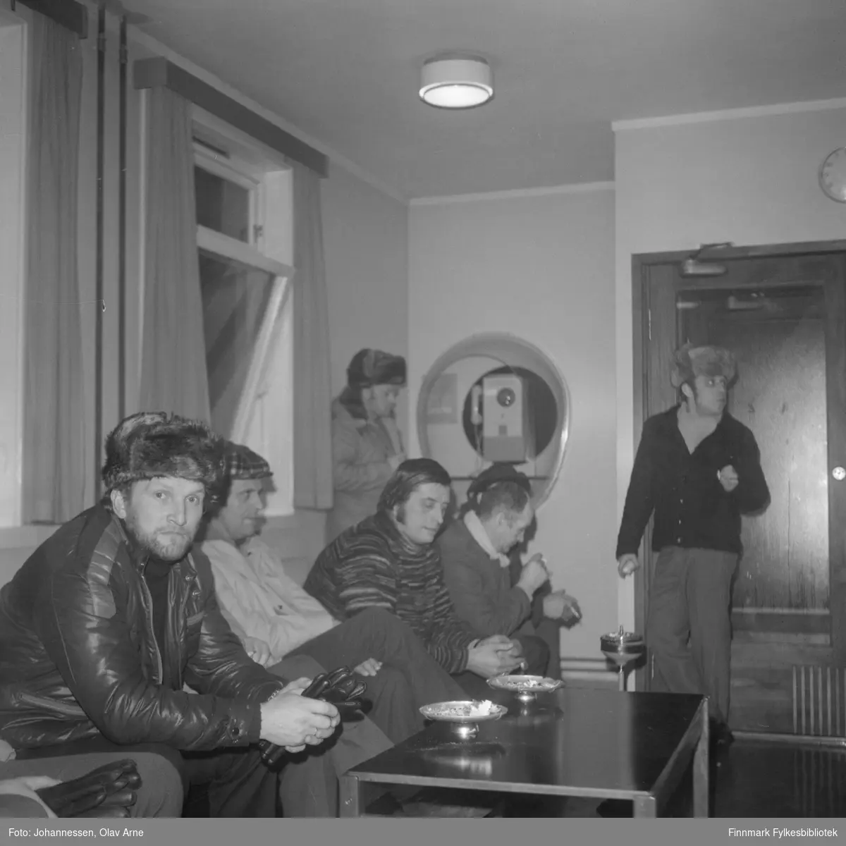 Inne på Telegrafen i Hindberggata 21. Tilreisende som venter på taletid på venterom 

Foto trolig tatt på tidlig 1970-tallet
