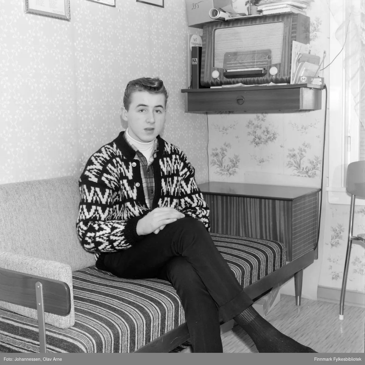 Foto av Frank Einar Pedersen (født 1946) 

Til høyre for han kan man se en radio på en hylle 

Til vesntre får radioen kan man se to bøker. "Vi tegner" og "KA skolen" står skrevet på bøkene 

Foto trolig tatt på tidlig 1960-tallet