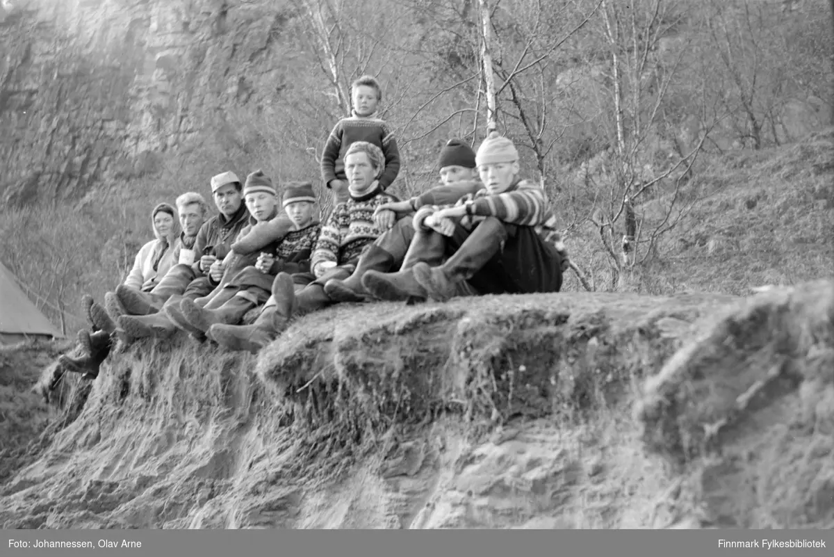 Foto av ukjent gruppe menn, kvinner og barn 

Tatt på ukjent sted

Foto trolig tatt på 1970-tallet