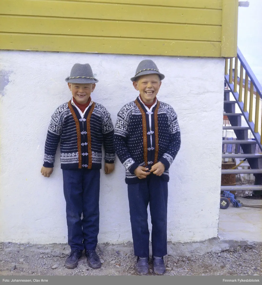 Foto av to ukjente smilende gutter kledd i matchende klær

Foto trolig tatt på 1960-tallet
