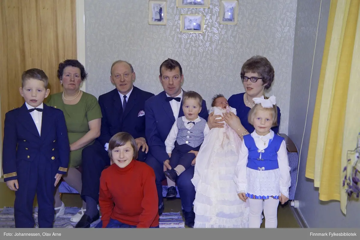 Ungene fra venstre, Hans Hugo Holst, Anna Solvang, Roger Holst, Tove Holst (baby) og Nins Holst. 

Fra høyre er deres foreldre: Kåre og Nelly Holst

Fra venstre Anna Solvangs foreldre: mor (ukjent) og hennes far Henry Solvang 