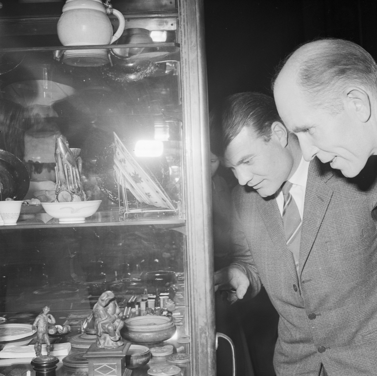 Erik Wallsten och Sigurd Erixon studerar universitetets konstskatter, Uppsala 1959