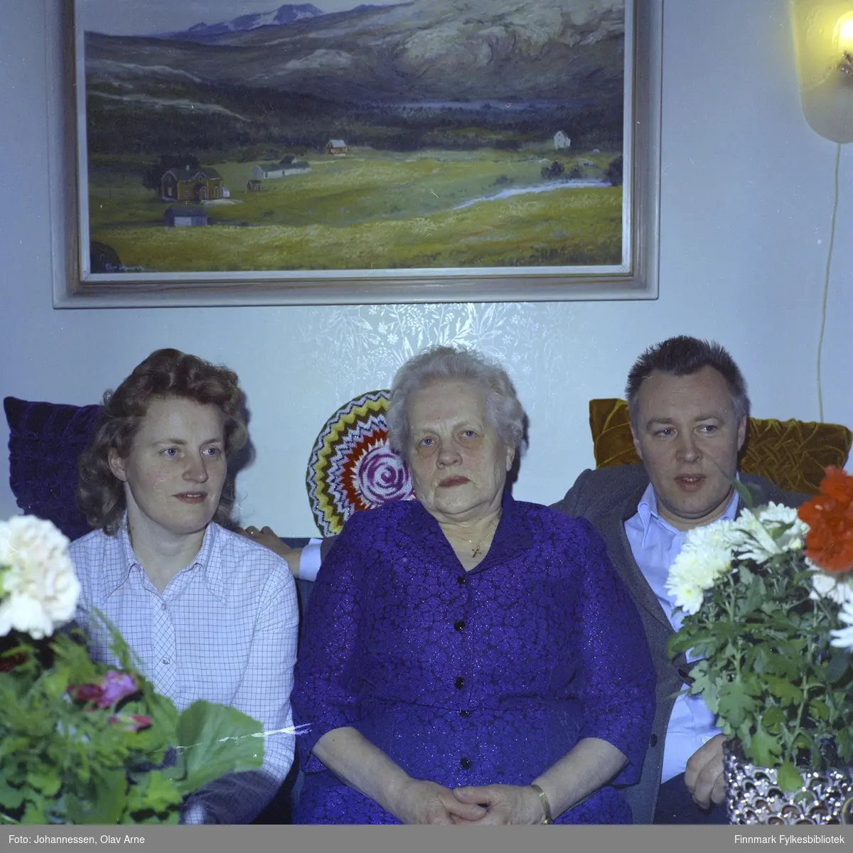 Fra venstre: Laura Olsborg f. Lauritsen (i midten) og sønnen Leif til høyre

Foto trolig tatt på 1960/70-tallet