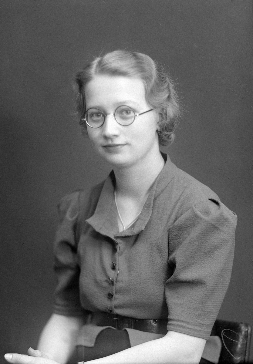 Sjuksköterskeeleven Vasti Andersson porträtterad av linköpingsfotografen Arthur Möllman 1938. Vid tiden var hon hemmahörande i Östra Ryd, där modern var föreståndare vid socknens ålderdomshem.