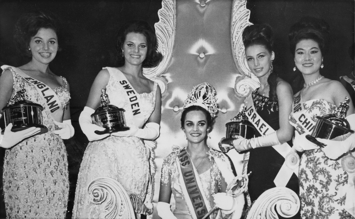 Siv Åberg i samband med Miss Universum-tävlingen i Miami 1964. De fem topplaceringarna i tävlingen. Siv kom på tredje plats.