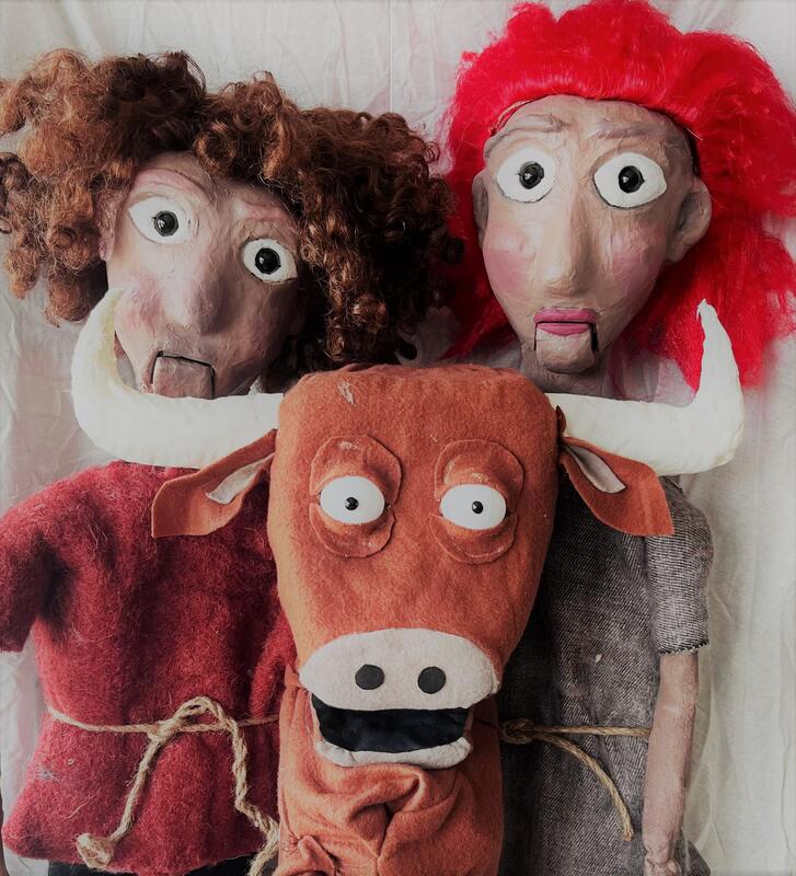 Dukker som viser Helga, Jacob og oksen fra Sandsvær.