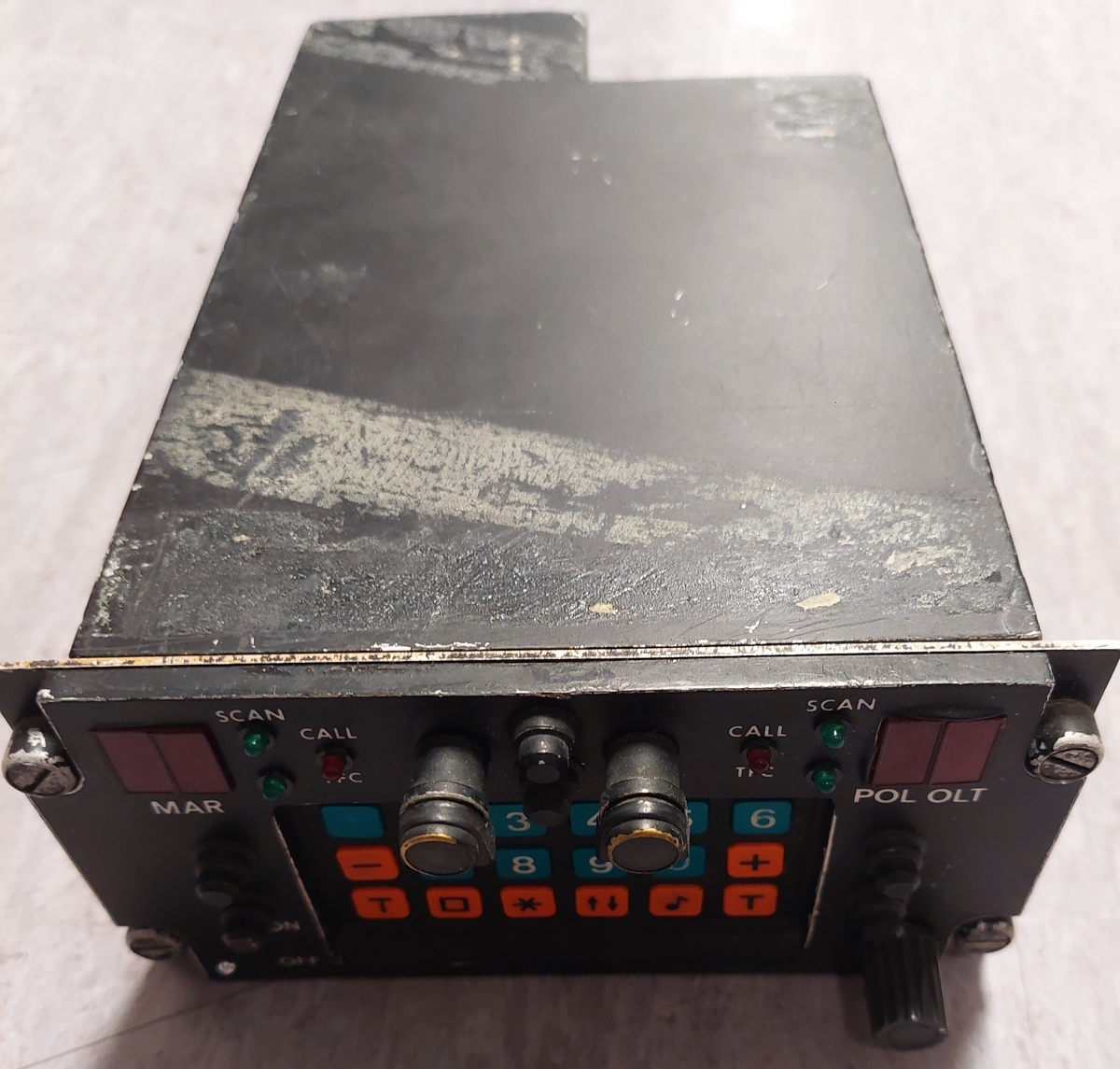 MT-110 er en modifisert Simonsen Maritim radiosett.
Ble brukt når man kommuniserte med fartøy eller kystradio.
Kontrollboksen er modifisert slik at man kan lytte på Maritim  VHF samt OLT samtidig hvist OLT radiodelen er innstallert i den ledige sloten på mountingen.
Radioen ble brukt i P-3B og i P-3N ORION. Radioen ble installert i Orion på begynnelsen av 80 tallet på radiooperatør stasjonen, og flyttet til Navigatør posisjonen da P-3B konverterte til P-3N på begynnelsen av 90 tallet.

