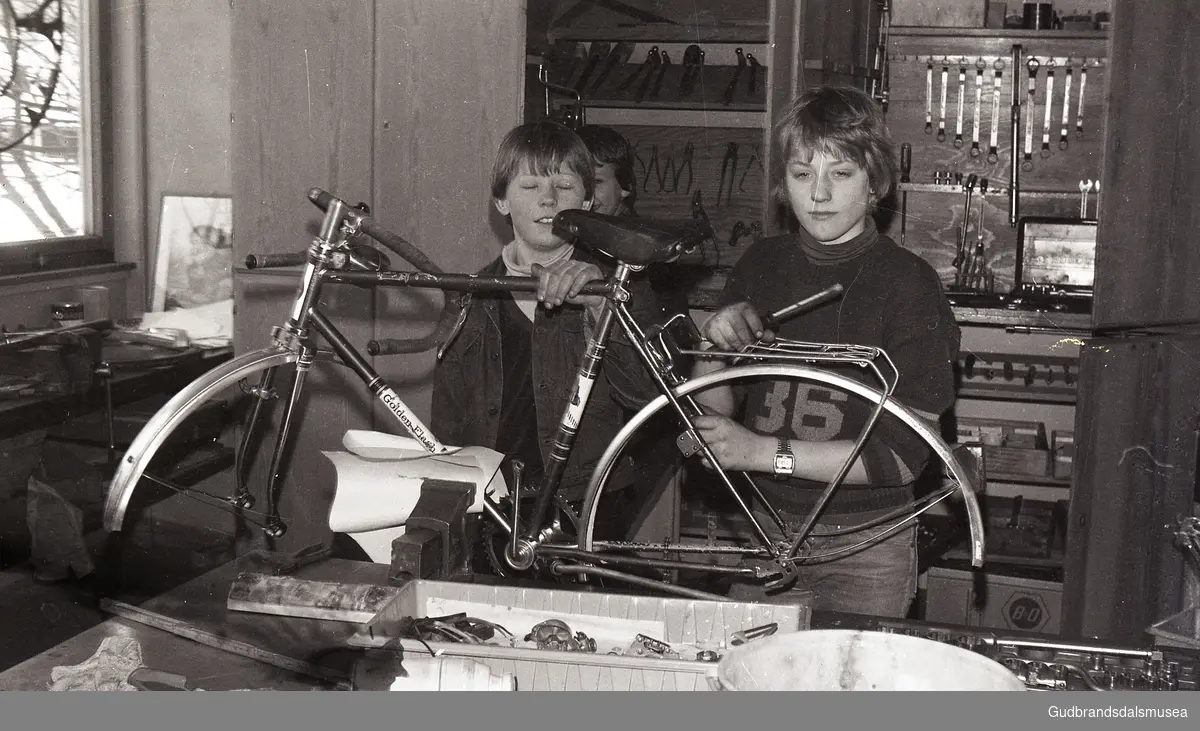 Prekeil'n, skuleavis Vågå ungdomsskule 1974-84
Sykkelreparasjon. Knut Åsen, NN, Jørn Kenny Lauvstad