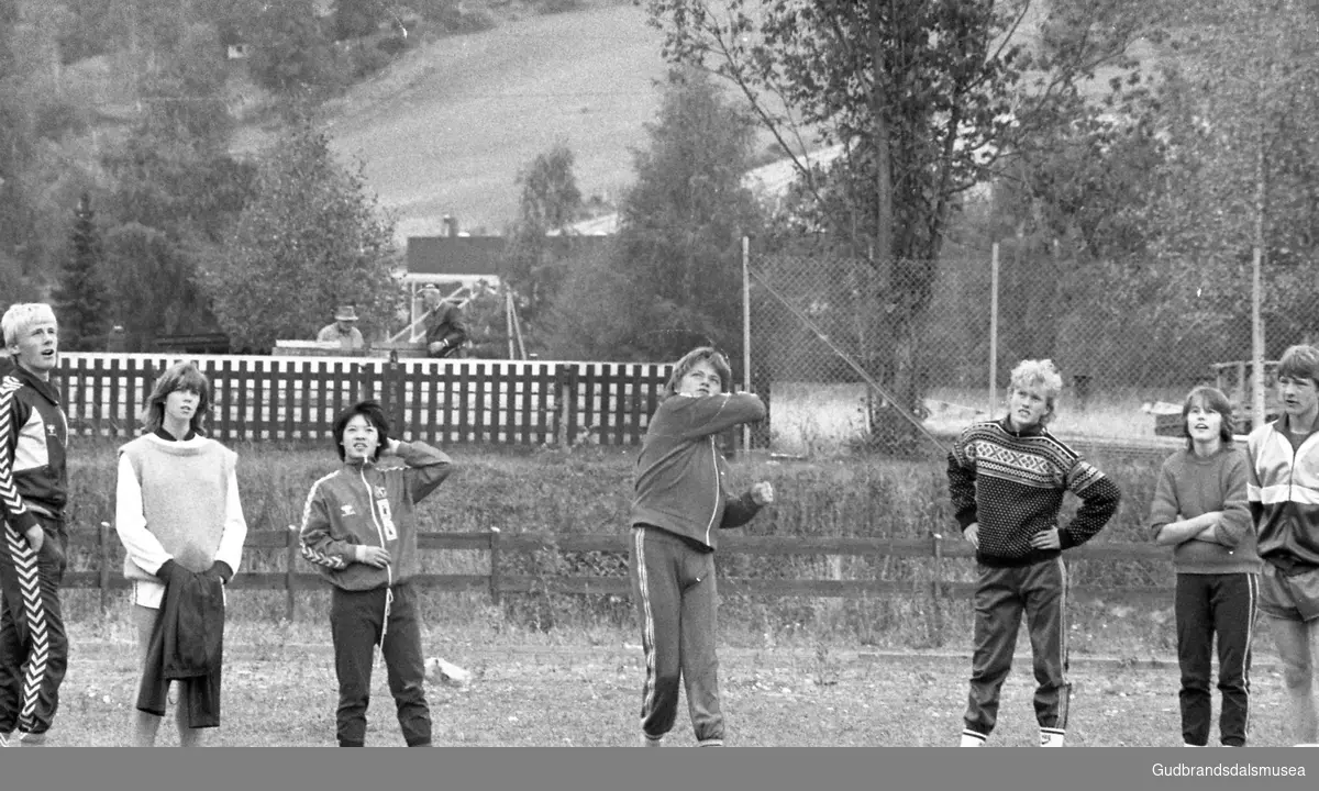 Prekeil'n, skuleavis Vågå ungdomsskule, 1974-84
Kast, liten ball, Halland. Harald Taarud, Liv Skjåk, Anne Mageli, Jonny Abrahamsen, Rita Lillebråten, Tone Galstad, Ingar Steinum
