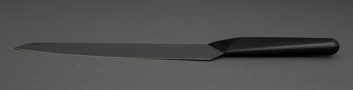 Skinkekniv i rustfritt stål med svart, kantete nylonskaft. Skaftet er festet skrått til bladet. Utstanset oval øverst i knivbladet for oppheng.